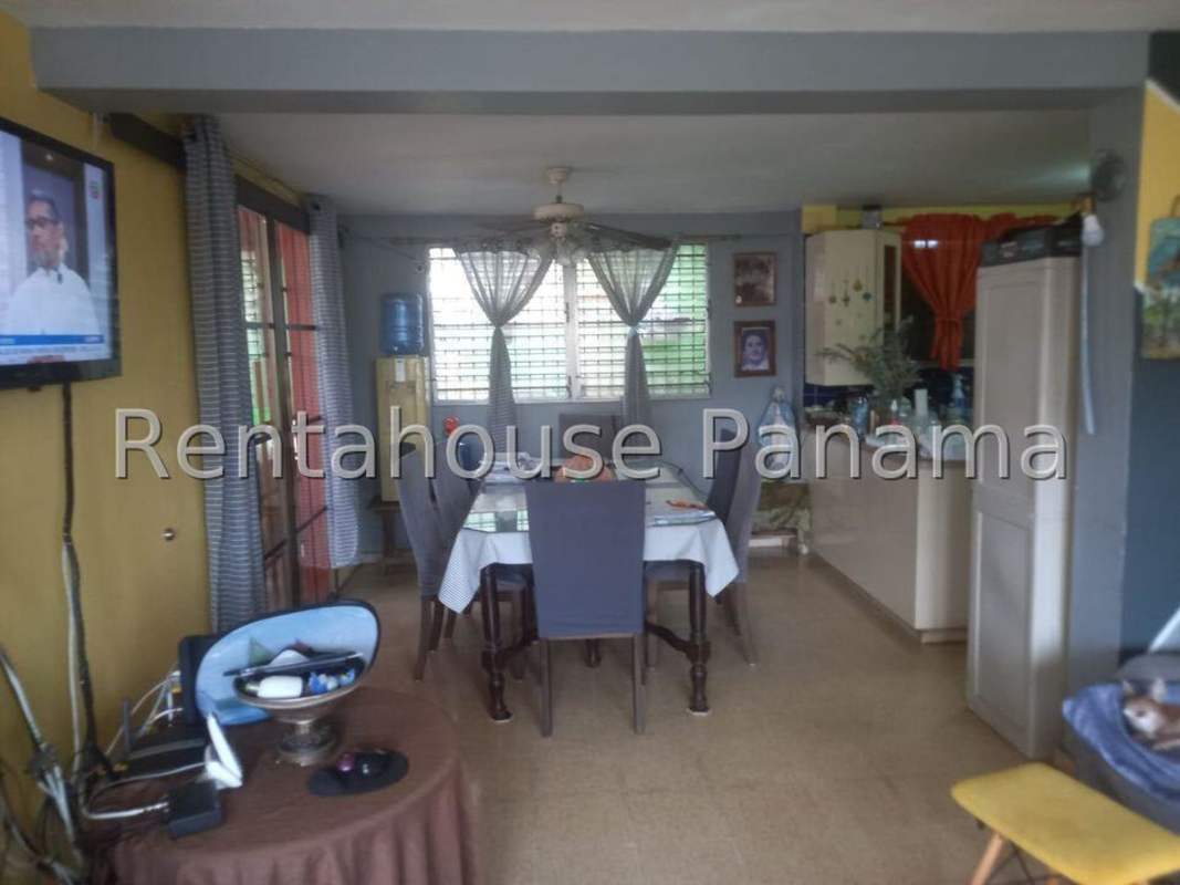 Dining room with windows and ceramic tile floor in Betania Panama house for sale