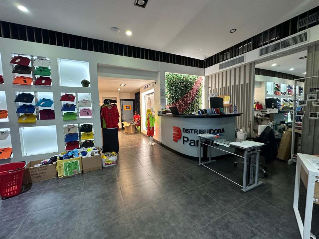 Mezzanine-level office area inside large warehouse on Vía Transístmica Tocumen