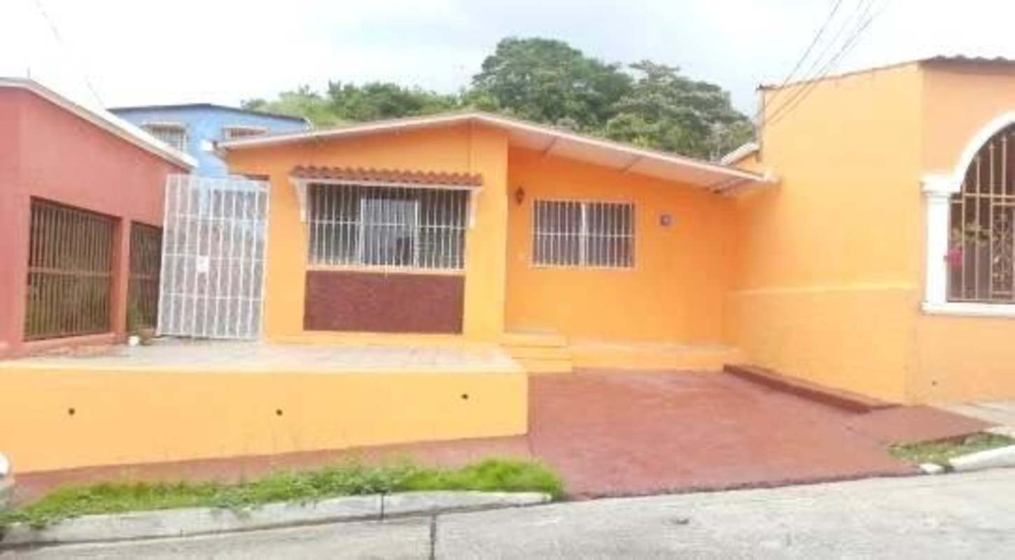 Beautiful 3BR House with Terrace in Villa Lucre Tierra Alta