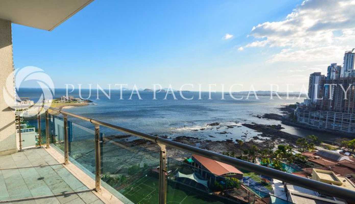 Large balcony overlooking Pacific Ocean and Panama skyline from PH Aqualina