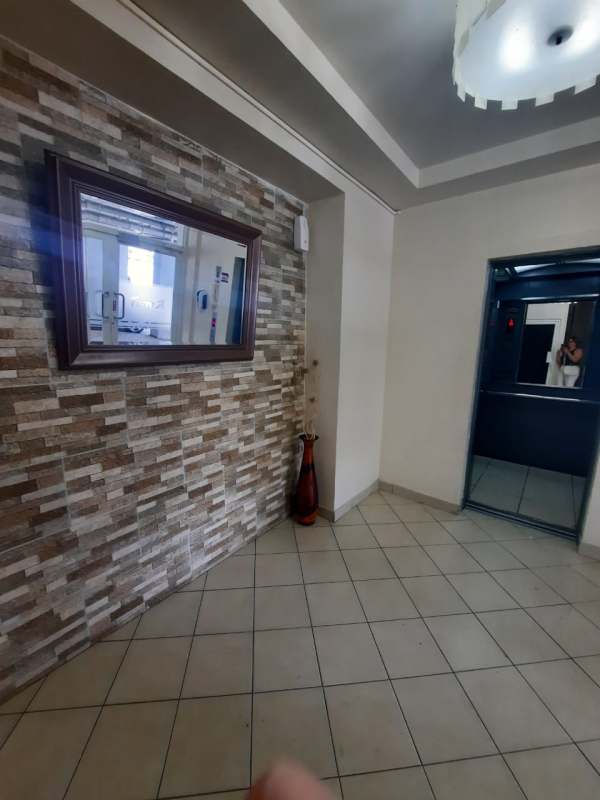 Lobby with elevator, mirror wall, decorative vase, PH Roca Park Panama