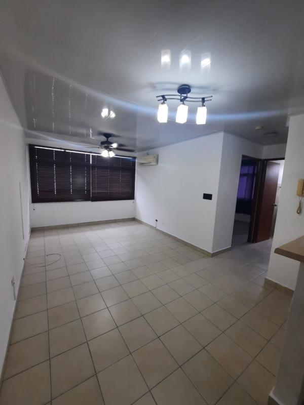 Spacious living area with tiled floor, ceiling fan, AC, natural light at PH Roca Park El Crisol