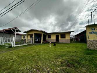 Rustic kitchen with wooden cabinets, cooking area, dining table in Volcán duplex Chiriquí