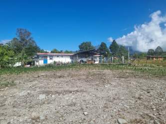 Single-story gated house with parking in Las Perlas Volcan Panama