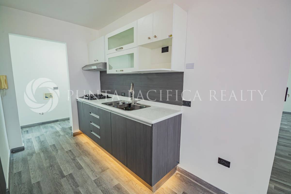 Bedroom with large windows, AC, ceiling fan in Marquis Tower Panama