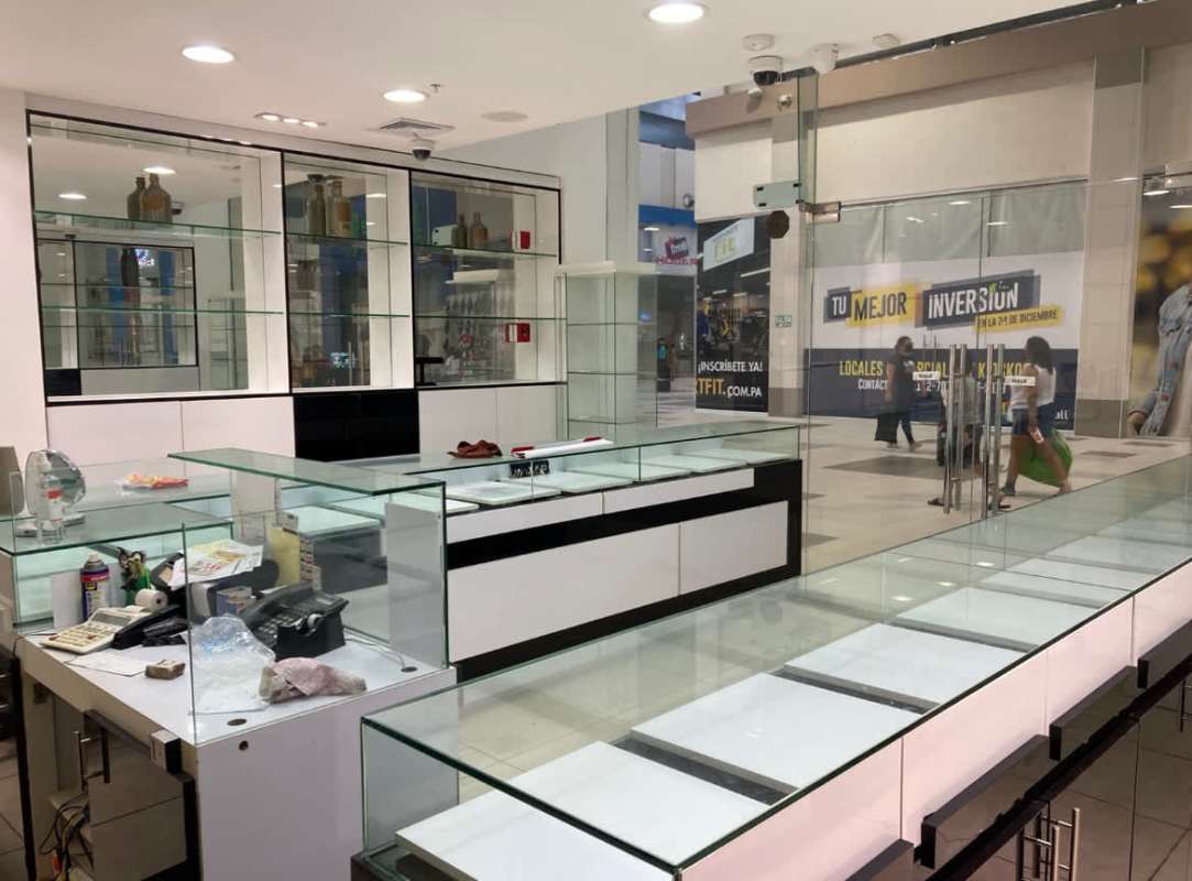 Entrance view of retail commercial store for rent at MegaMall Panama Tocumen