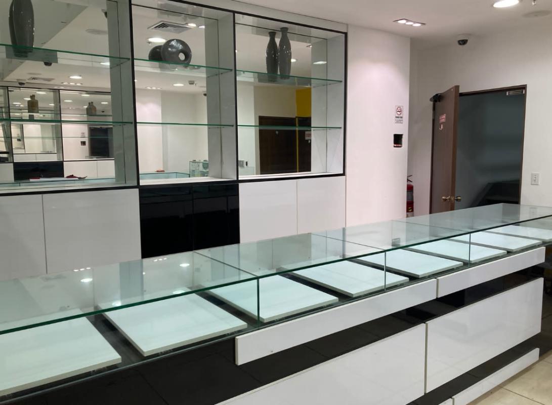 Retail commercial space with glass showcases and mirrored walls available in MegaMall Panama