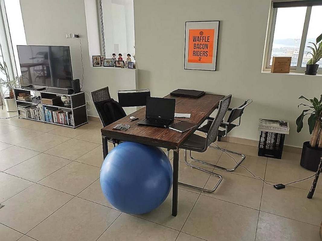 Modern open kitchen with granite counter and breakfast bar in PH Rivage Panama