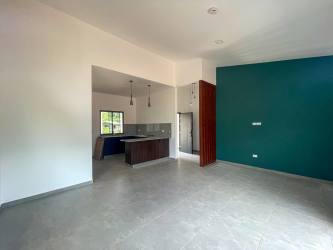 Contemporary bathroom with tiled walk-in shower in new home San Pablo David