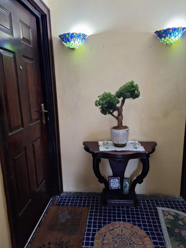 Living room with exposed wooden beams, brick accent wall, split AC, in PH Terrazas de Obarrio apartment for rent