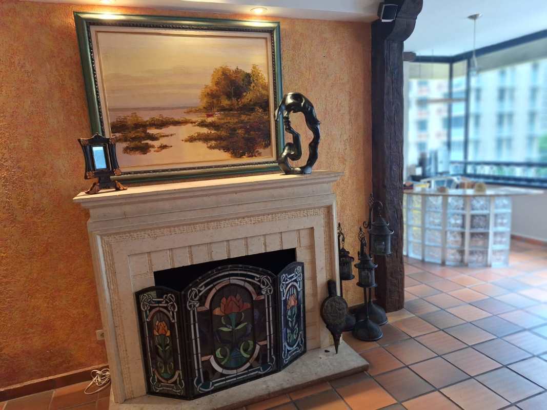 Dining room with wooden furniture and chandelier in PH Terrazas de Obarrio