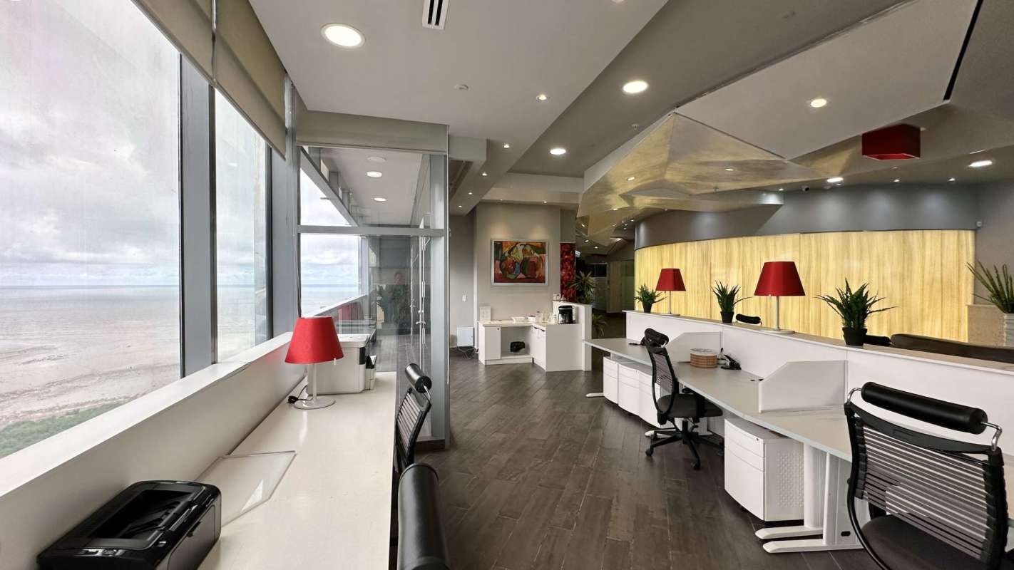 Glass-walled meeting room with skyline view in Prime Time Tower Panama