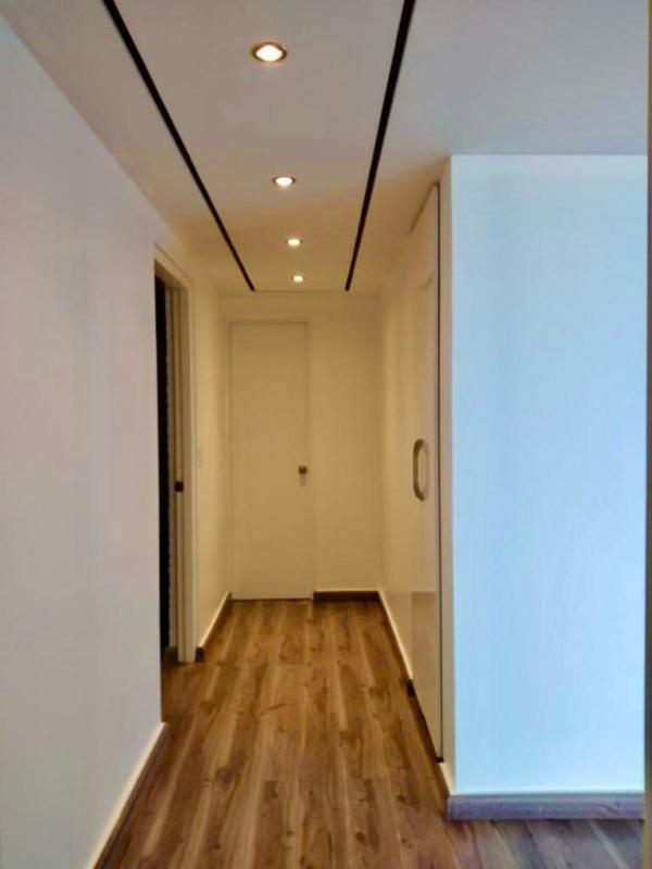 Spacious living room with large windows, balcony access and city skyline view in PH Sky Level Panama City