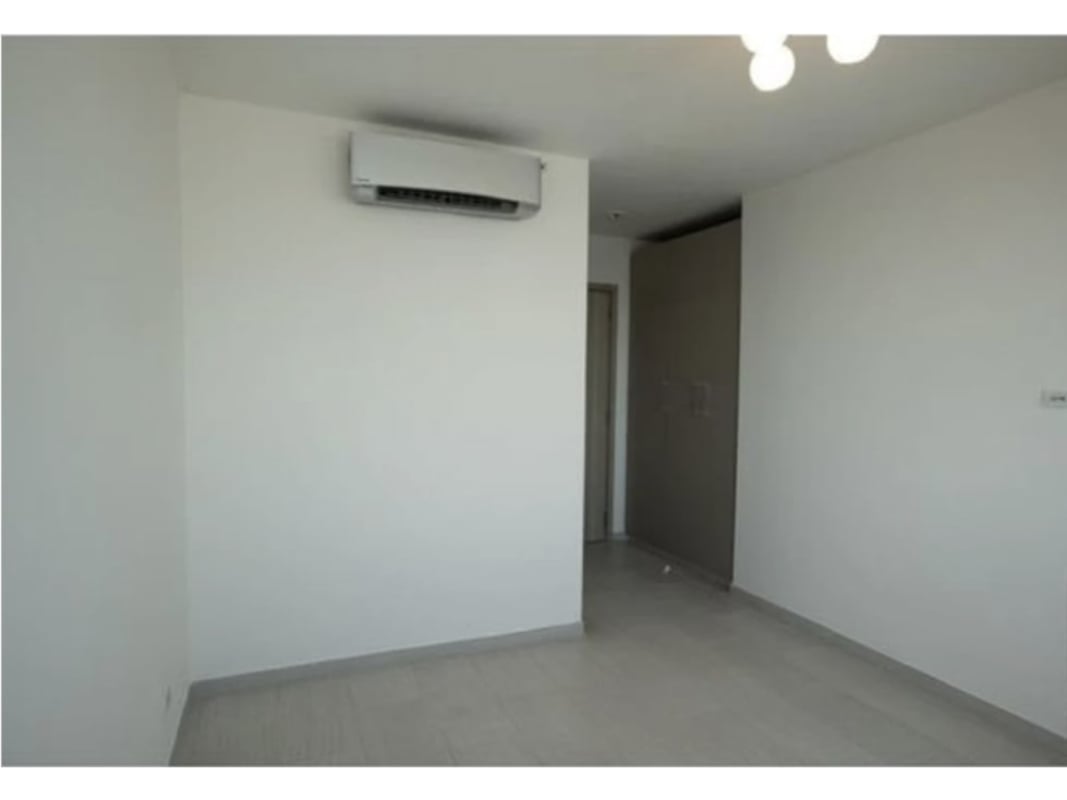 Modern bedroom with large window, split AC, built-in closet, PH The Towers Panama City