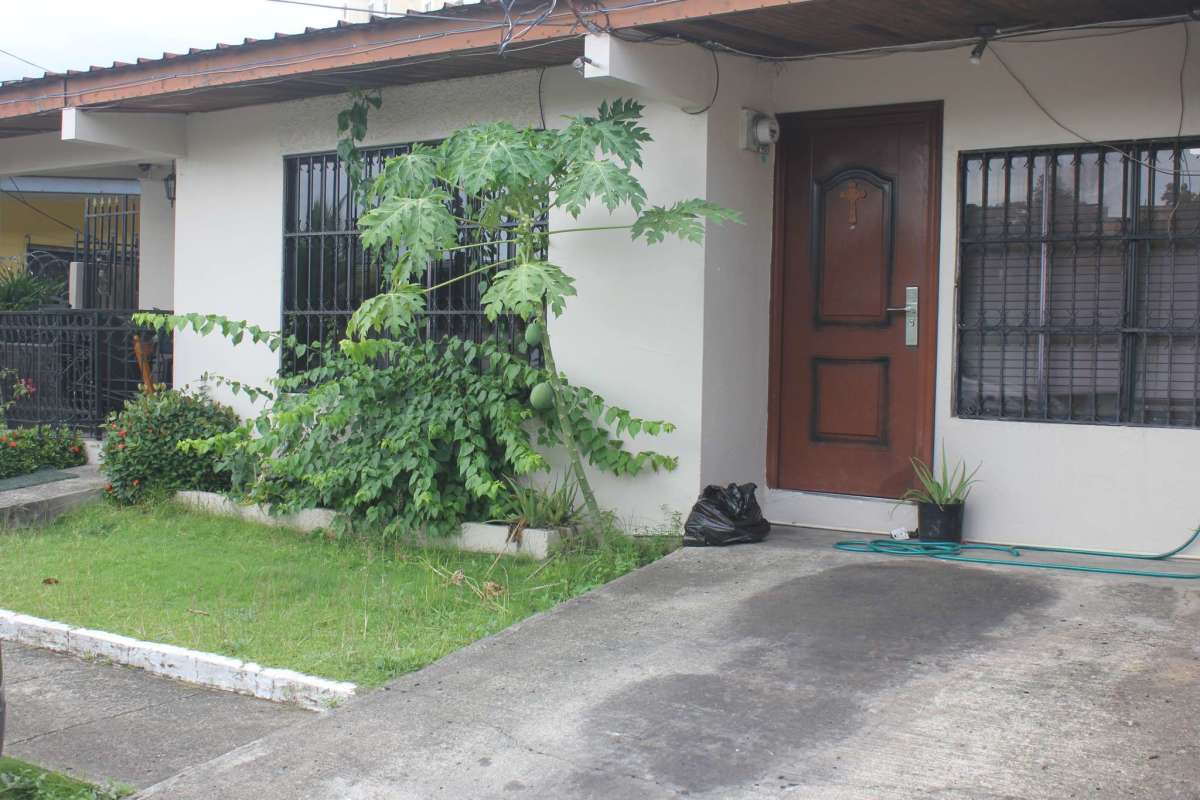 Single level house with driveway garden and porch gate Miraflores Betania Panama City
