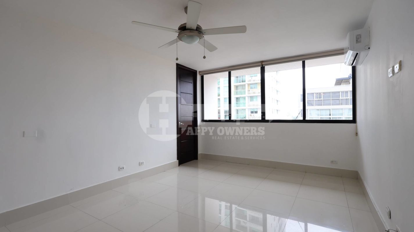 Bedroom with built-in closet and large window with greenery view in PH Golf Park Panama City