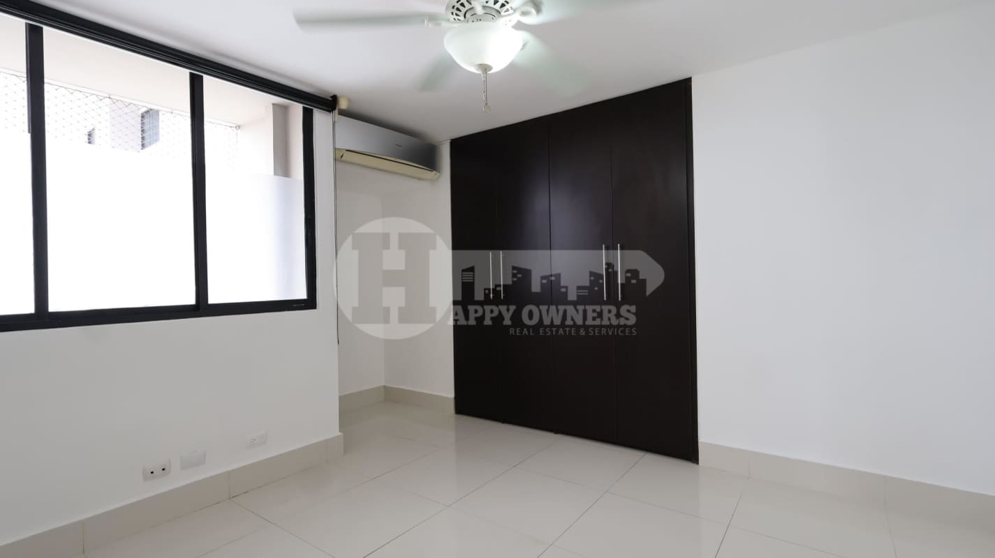 Master bedroom with large walk-in closet, natural light, in PH Golf Park Panama City