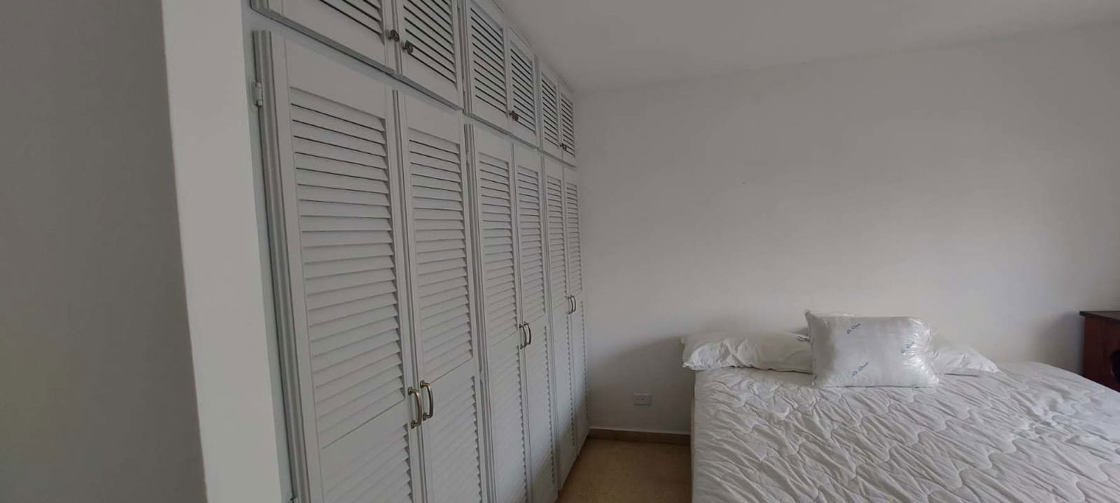 Bathroom with vanity, walk-in shower, retro tile PH La Concha apartment