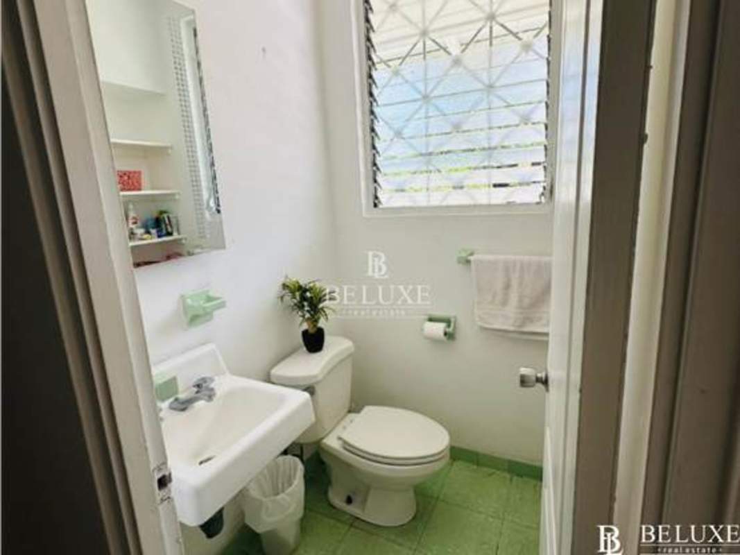 Spacious bedroom with AC, built-in closet, window natural light in Ancón Balboa Panama