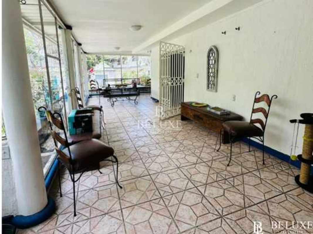 Ample kitchen with wood cabinets, granite counters, appliances in Balboa, Ancón, Panama
