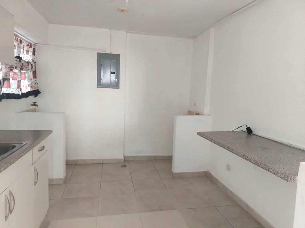 Compact kitchen area with breakfast bar, double sink, natural light window PH Residencial Llano Bonito Panama