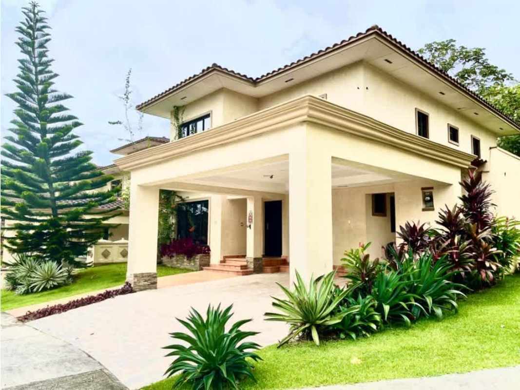 Master bedroom with walk-in closet, AC, balcony, private bath PH Embassy Club Clayton Panama