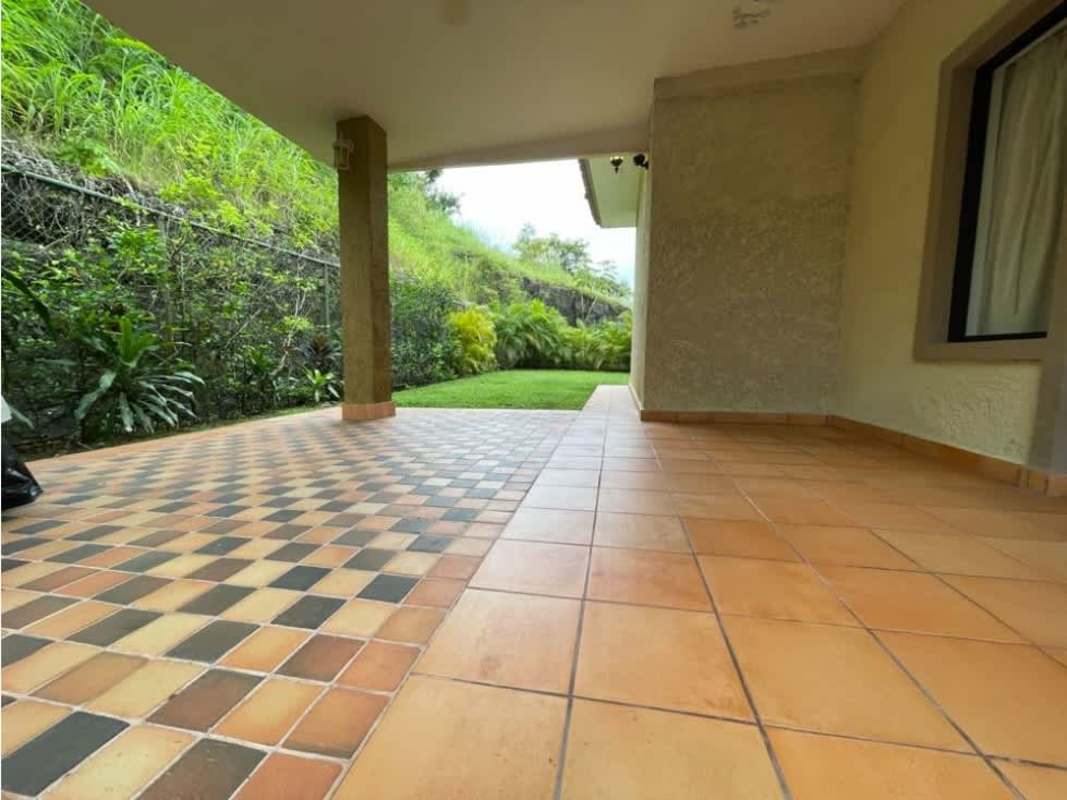 Luxury resort-style outdoor swimming pool with jacuzzi Embassy Club Clayton Panama