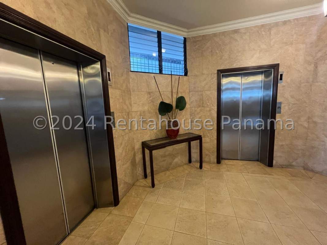 Lobby with two elevators, ceramic tiled floors, PH Coral Plaza Panama