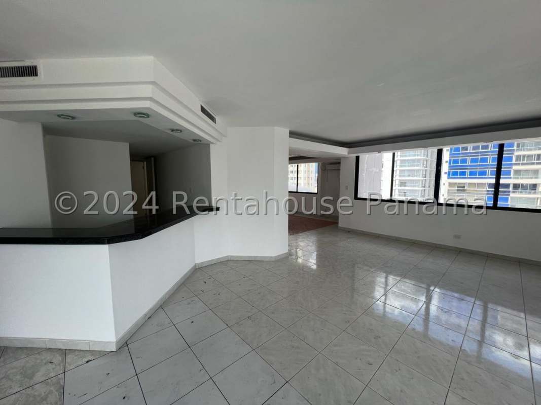 Bedroom panoramic city view built-in closet in PH Coral Plaza Panama City