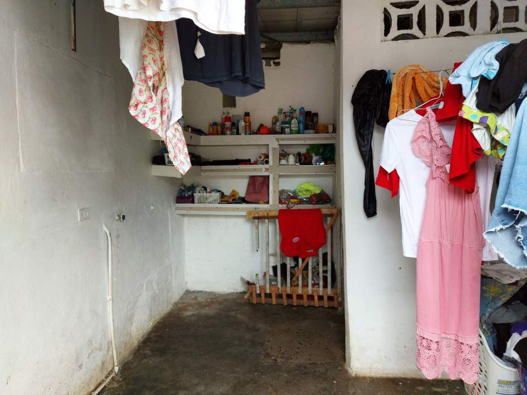 Laundry utility area with shelving Nueva Concepción Juan Díaz