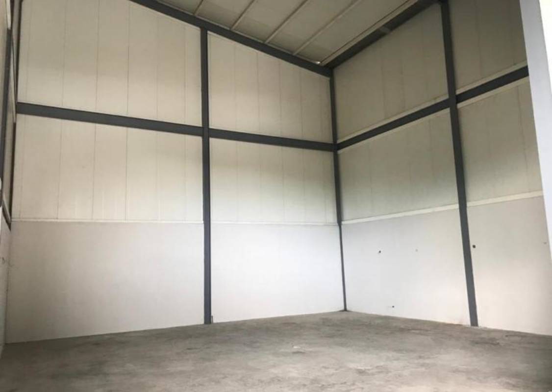 Spacious empty warehouse interior suitable for heavy machinery at Milla 8 Transistmica