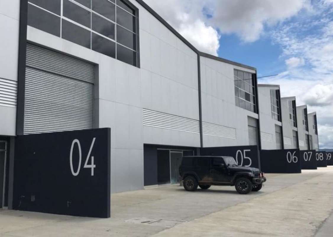 Modern industrial complex with multiple warehouse bays and parking Milla 8 Transistmica Panama