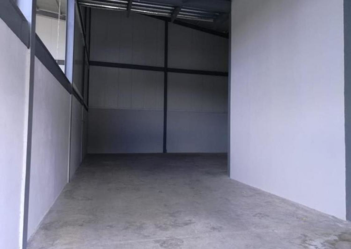 Industrial warehouse space featuring durable floor and high ceiling at Milla 8 Transistmica Panama