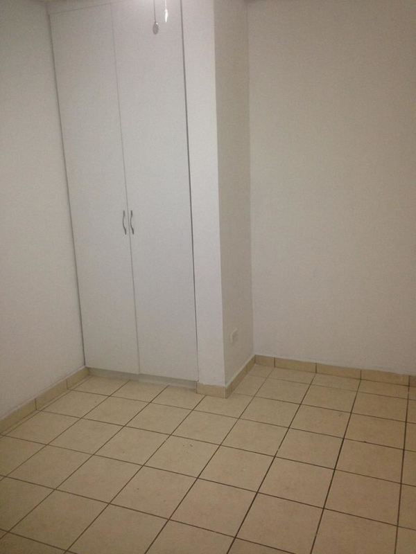 Bright bedroom with closet and ceramic tile floors in PH Altos de la Colina Pueblo Nuevo Panama