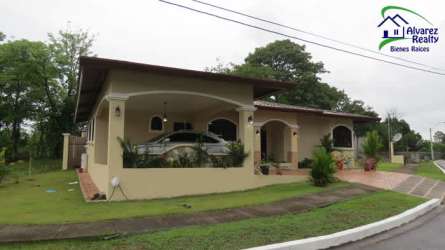 Mediterranean-style single-story house with carport and lawn in Volcán Panama for sale