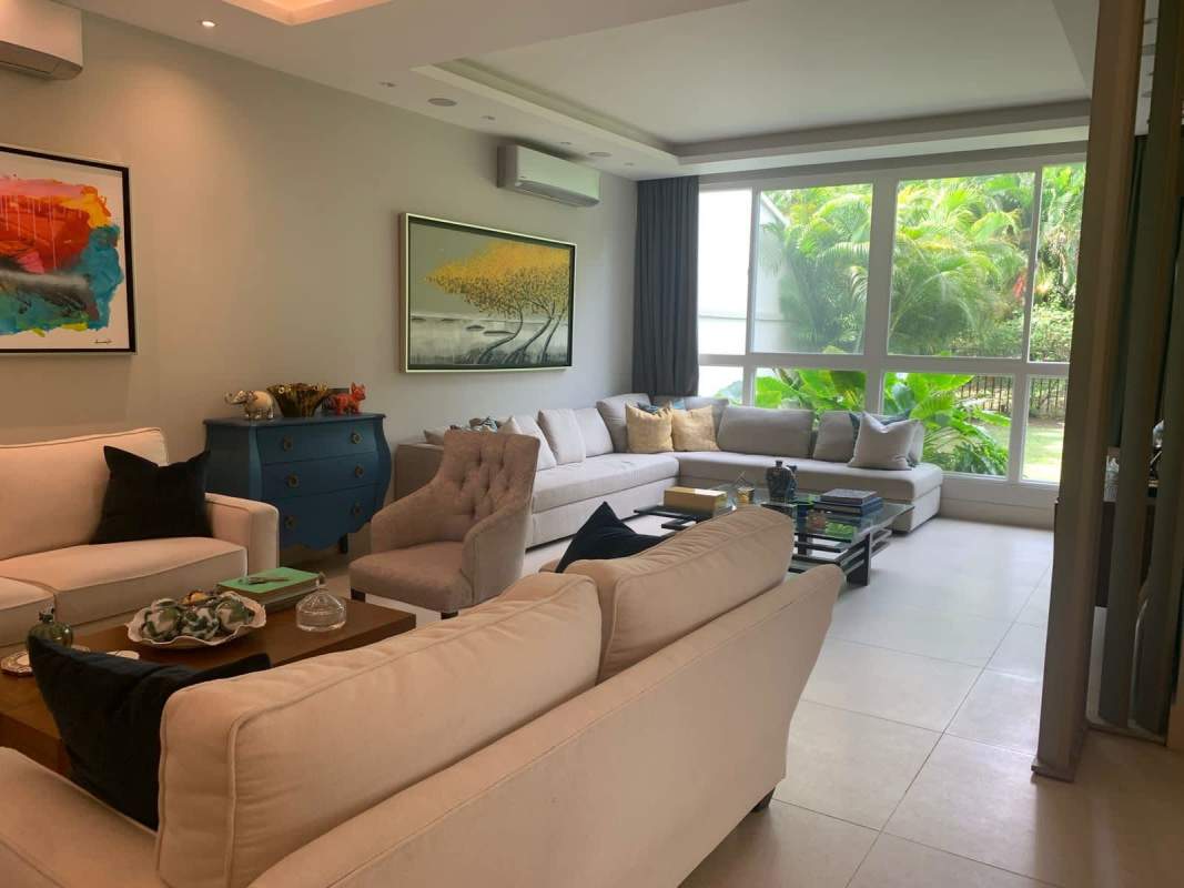 Spacious luxury bedroom with ensuite bathroom Santa María The Grove Panama