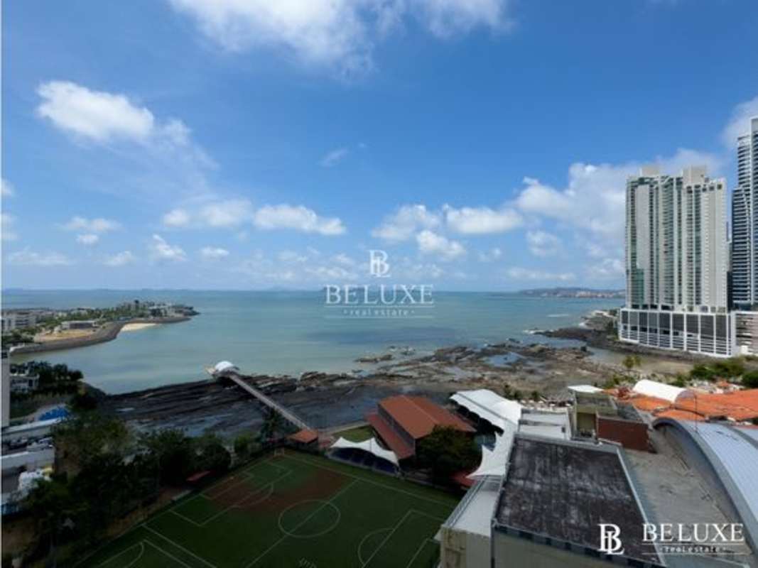 Fully equipped kitchen with granite countertops, luxury appliances in PH Q Tower Panama City