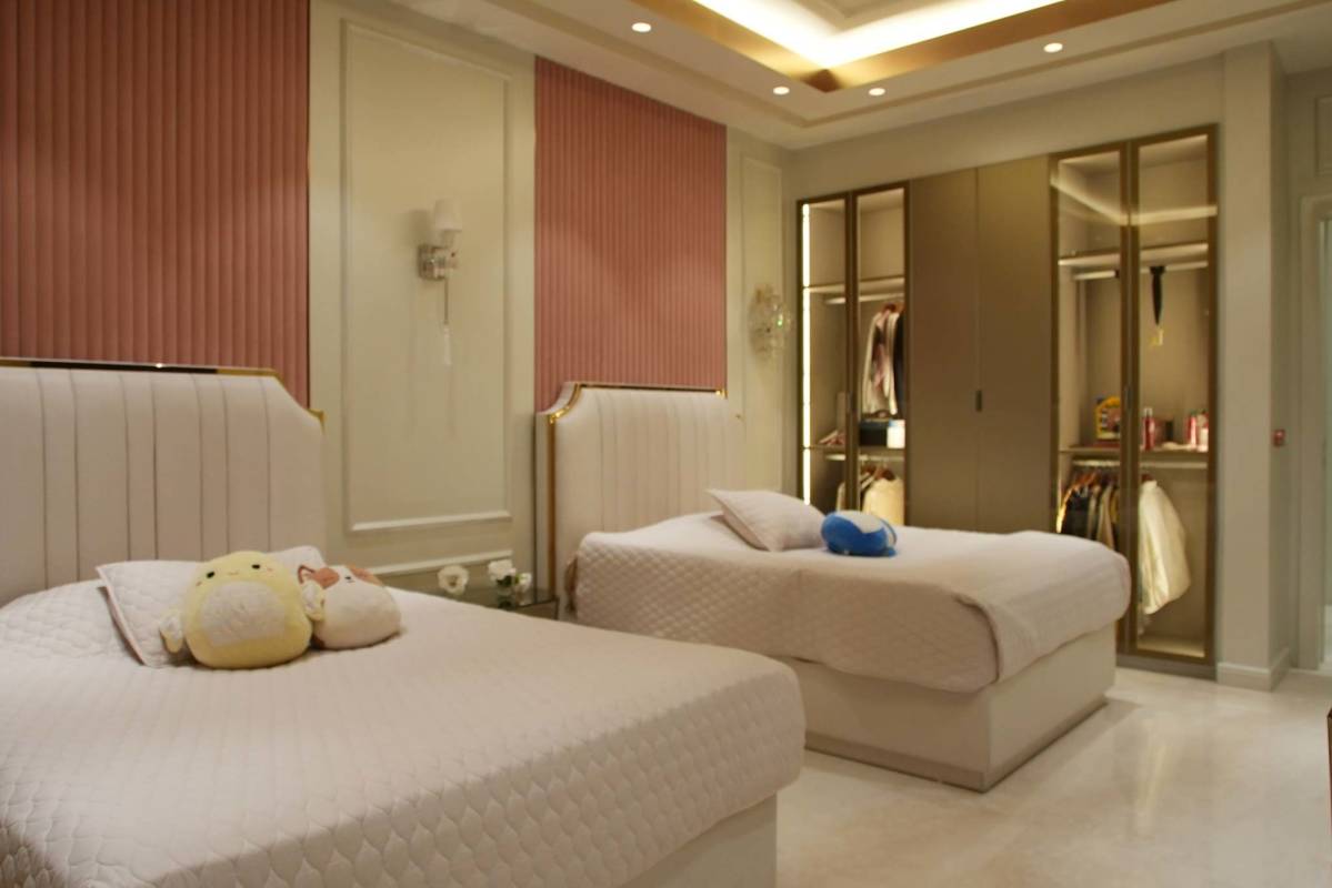 Spacious luxury living room with floor-to-ceiling windows overlooking Pacific Ocean in Ocean Reef Islands Panama