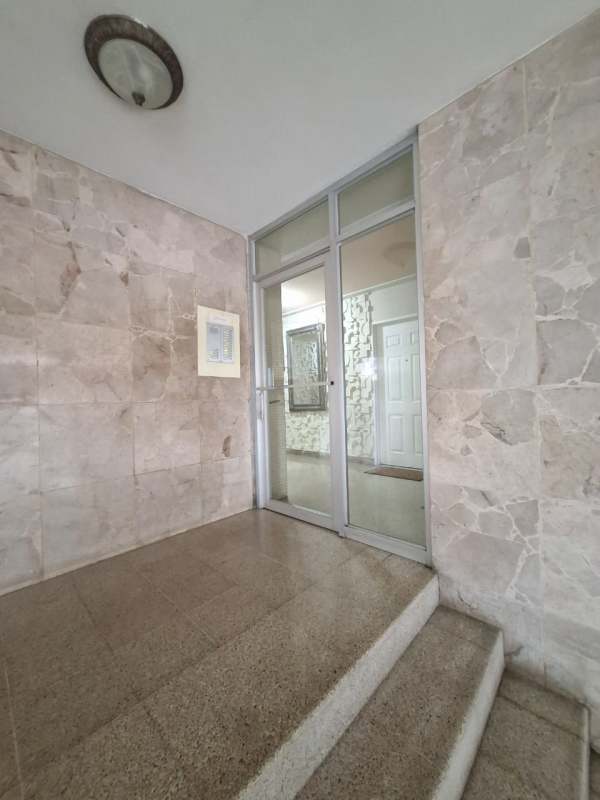 Apartment lobby with marble walls and glass doors PH Imperial El Cangrejo