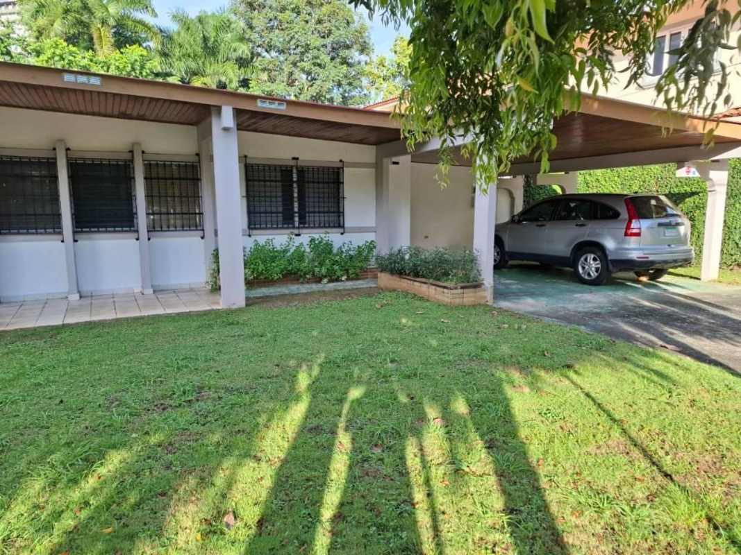 Covered front porch, driveway, carport and garden at Nuevo Reparto El Carmen Panama City
