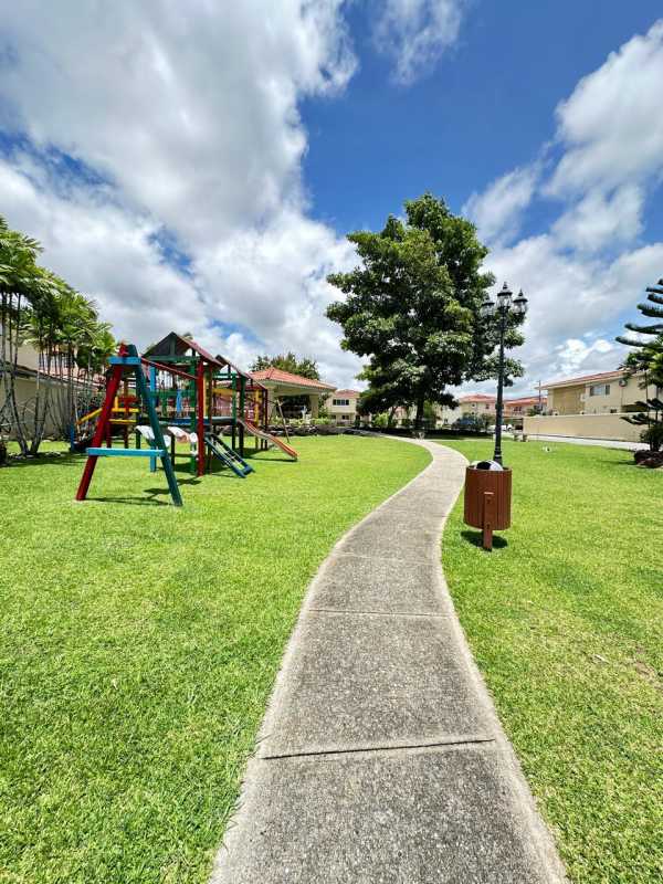 Outdoor swimming pool with palm trees and lounge area in Villa Alta Brisas del Golf Panama