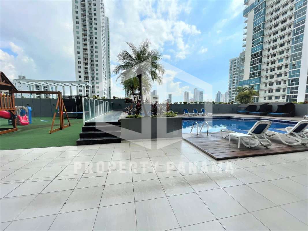 Infinity rooftop pool, jacuzzi and gym at PH Quadrat San Francisco Panama