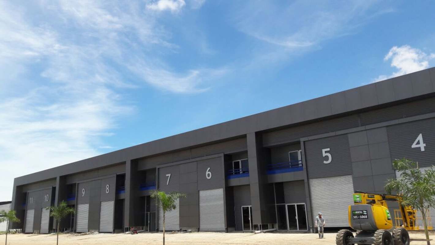 Interior warehouse space with mezzanine level, high ceilings and metal beam structure at Panama Distribution Center Juan Díaz