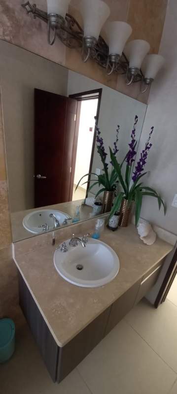 Elegant bathroom with glass shower and marble-style finishes in PH Rivage Avenue Balboa