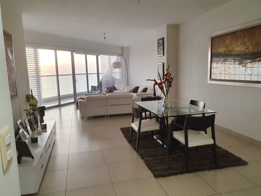 Spacious living room with floor-to-ceiling windows and panoramic Pacific Ocean view in PH Rivage Panama