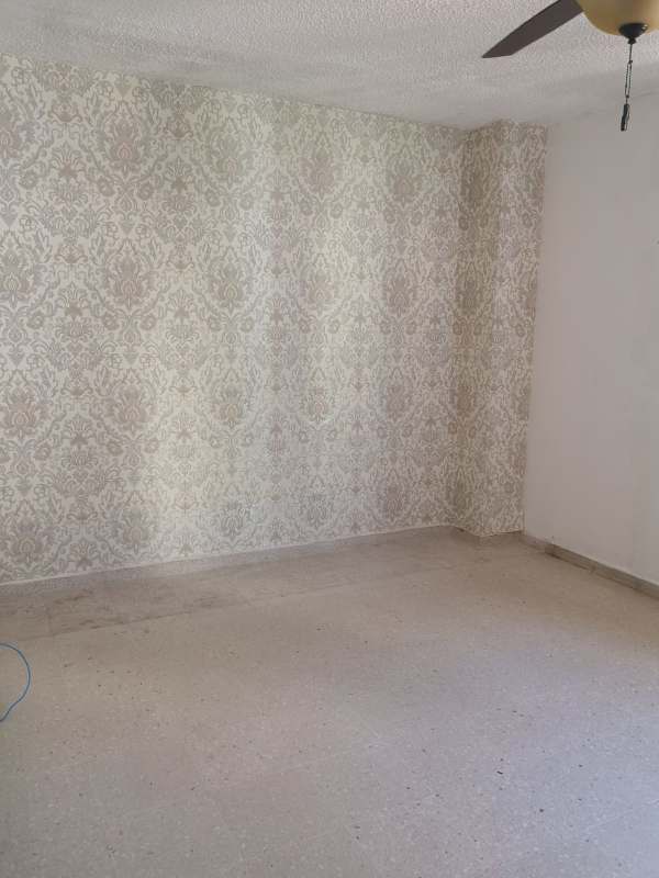 Empty room cream wallpaper ceiling fan PH Aida San Francisco Panama apartment