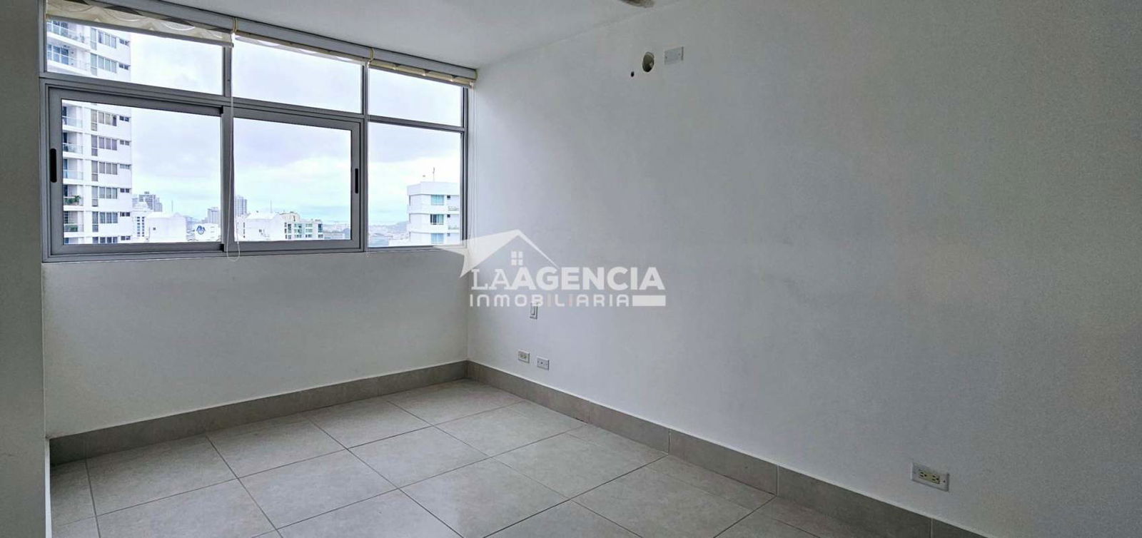 Infinity rooftop pool with skyline view and seating at PH Vivendi Green Edison Park Panama City