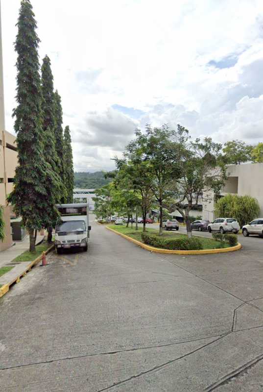 Curved driveway and landscaped gardens at PH Majestic Garden Edison Park Panama