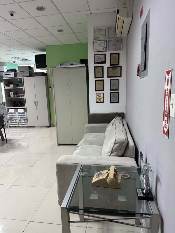 Glass partitioned meeting room with presentation screen PH Brazil 405 Obarrio Panama