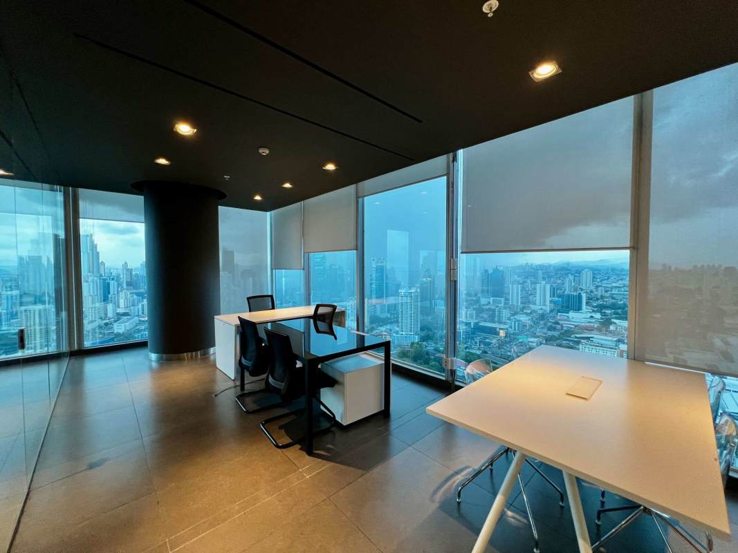 Bright open-plan office with panoramic city views and glass partitions at PH Oceania Punta Pacifica